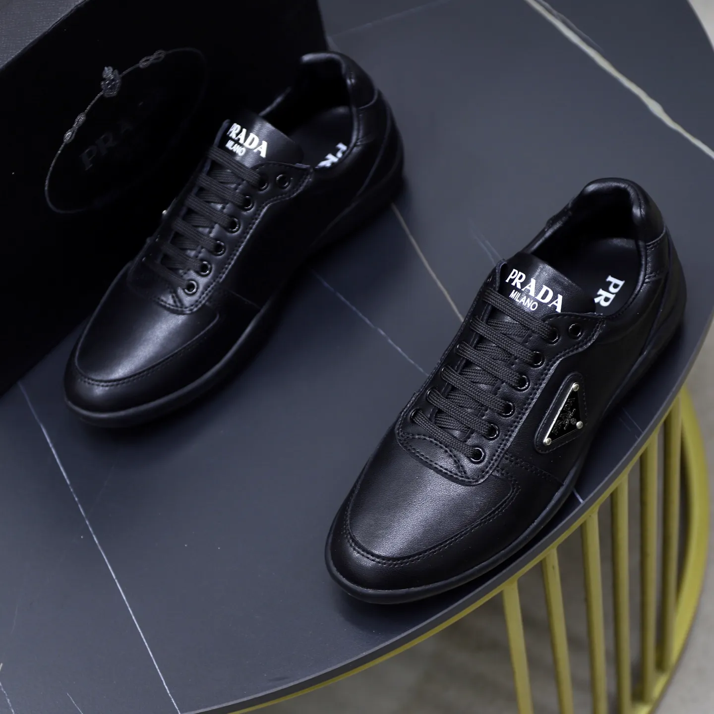 Ex-factory price: 440💰🙅‍♂️🙅‍♂️🙅‍♂️ Brand: PRADA Standard code: 38-44 (45 customized) Grade: Same as the official website Material: Original leather splicing, comfortable and breathable lining, original wear-resistant outsole Style category: Men's fashionable casual shoes, running shoes, noble luxury brand elements, top luxury Color: actual picture color